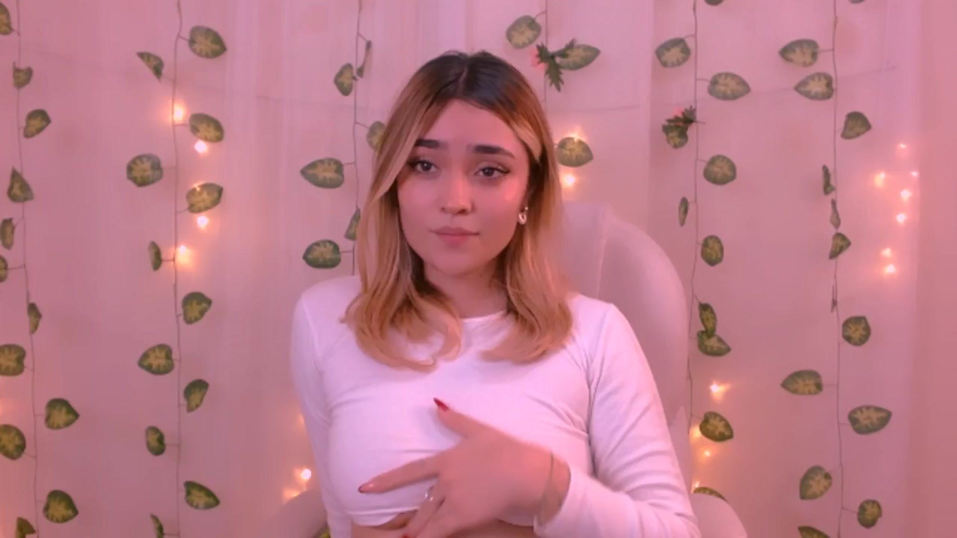 Gallery image thumbnail from Sugar_h0ney's myfreecams stream on, 05/28/2024, 04:38 image 14 of 20