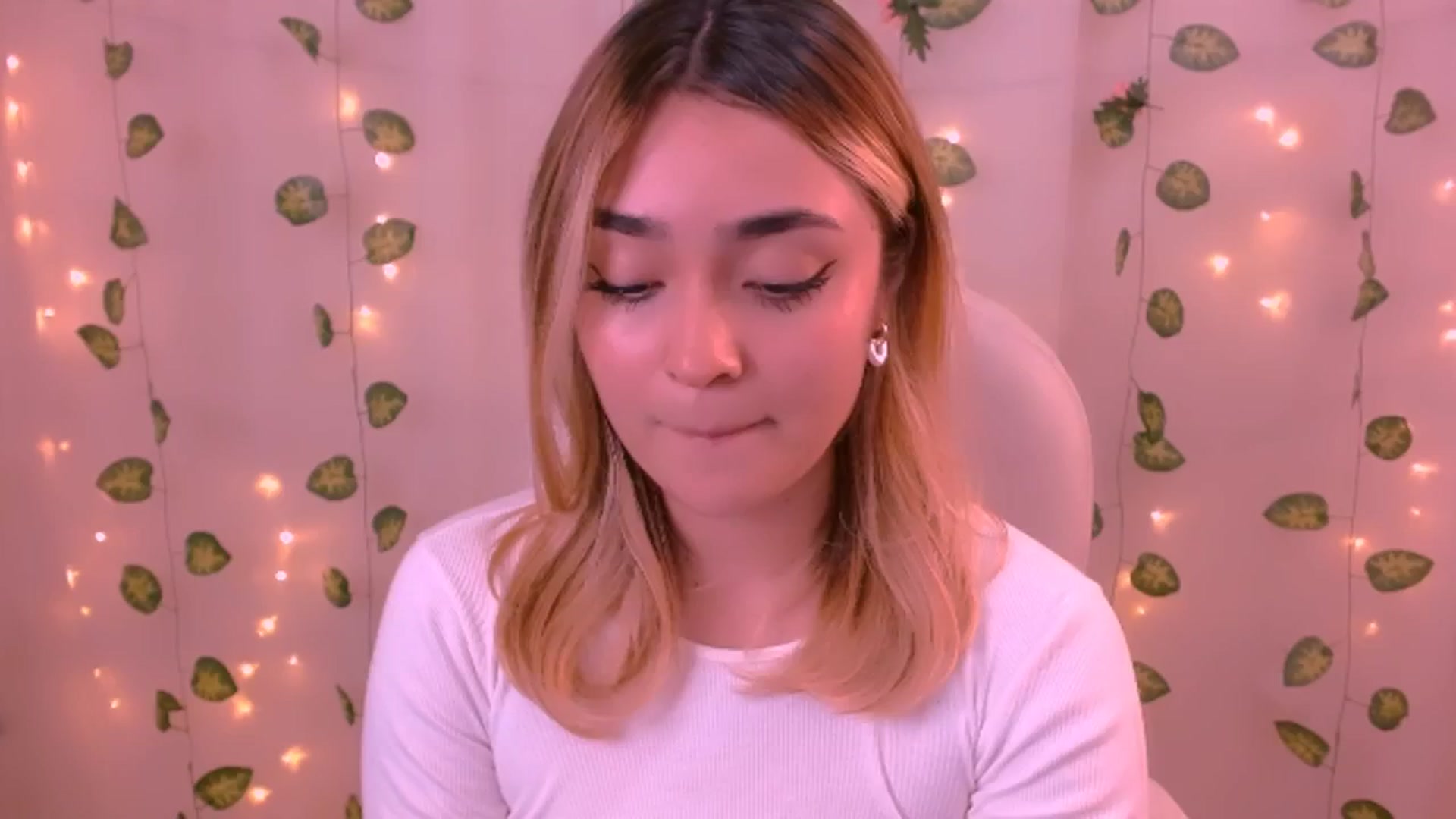 Gallery image thumbnail from Sugar_h0ney's myfreecams stream on, 05/28/2024, 04:38 image 2 of 20
