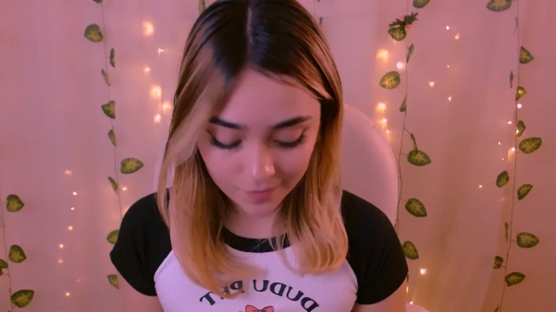 Gallery image thumbnail from Sugar_h0ney's myfreecams stream on, 05/30/2024, 07:15 image 1 of 20