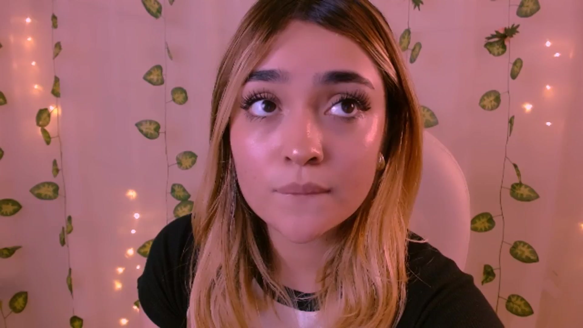 Gallery image thumbnail from Sugar_h0ney's myfreecams stream on, 05/30/2024, 07:15 image 12 of 20