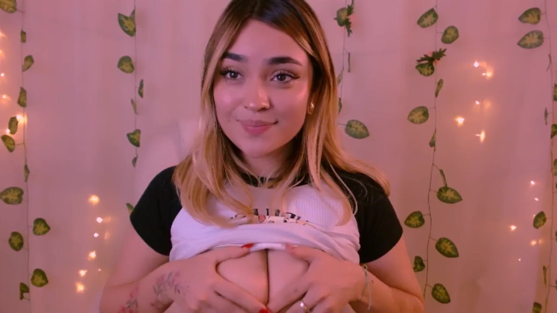 Gallery image thumbnail from Sugar_h0ney's myfreecams stream on, 05/30/2024, 07:15 image 6 of 20