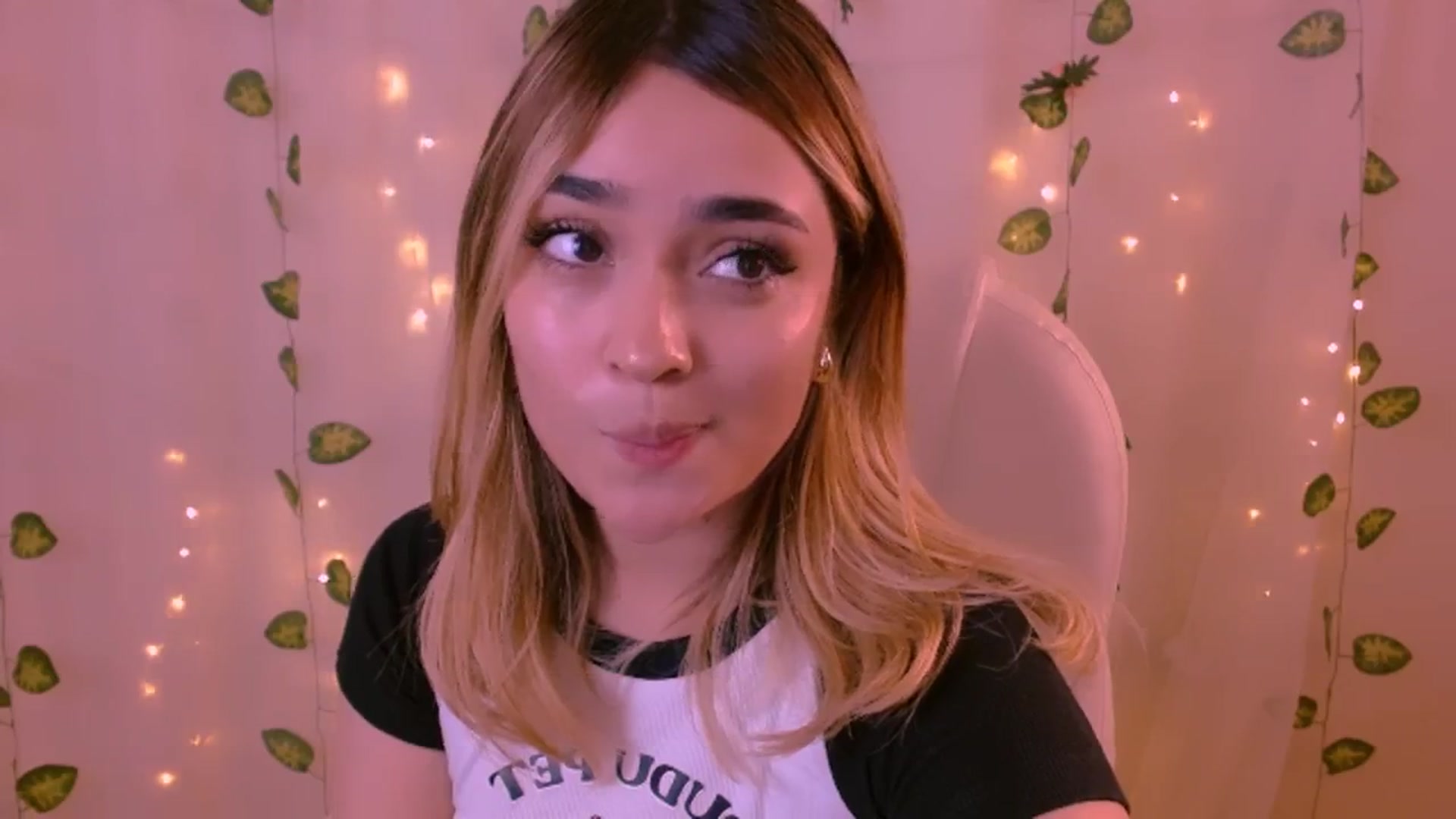 Gallery image thumbnail from Sugar_h0ney's myfreecams stream on, 05/30/2024, 07:15 image 4 of 20