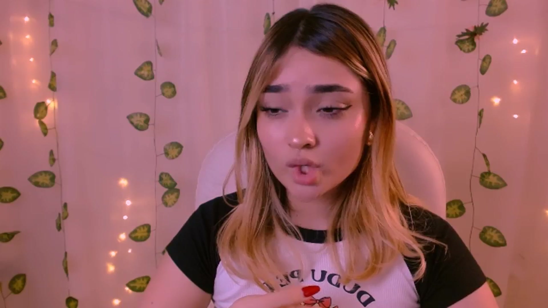 Gallery image thumbnail from Sugar_h0ney's myfreecams stream on, 05/30/2024, 07:15 image 13 of 20