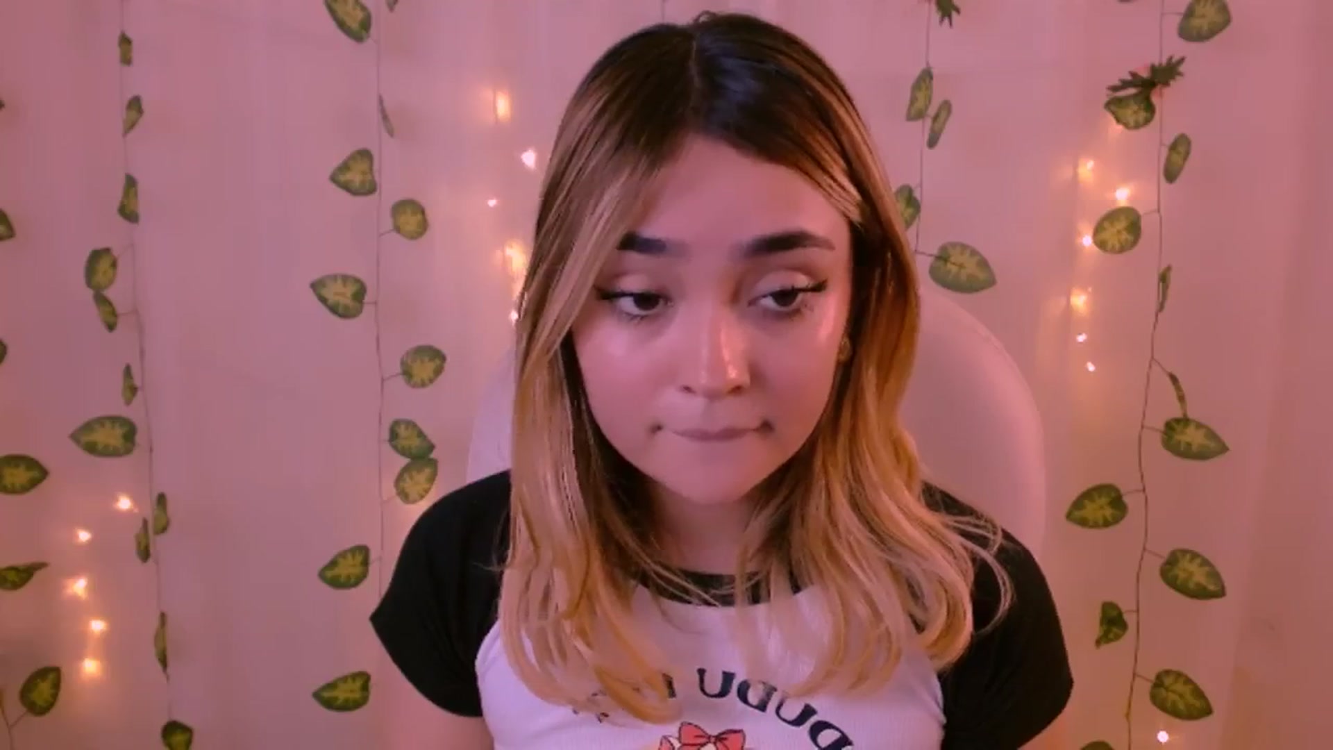 Gallery image thumbnail from Sugar_h0ney's myfreecams stream on, 05/30/2024, 07:15 image 11 of 20