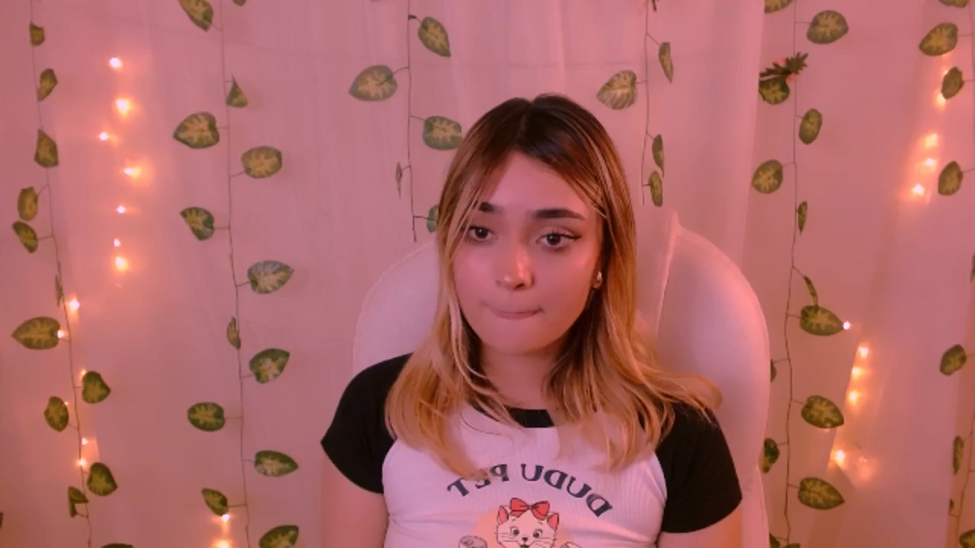 Gallery image thumbnail from Sugar_h0ney's myfreecams stream on, 05/30/2024, 10:02 image 17 of 20