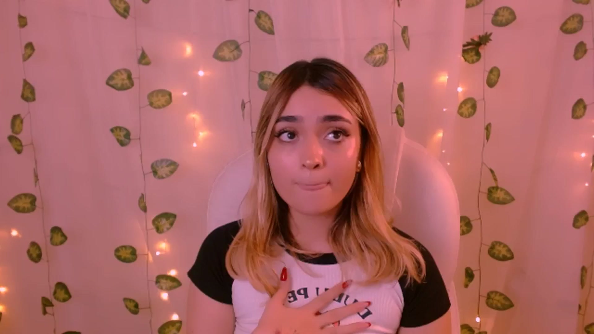 Gallery image thumbnail from Sugar_h0ney's myfreecams stream on, 05/30/2024, 10:02 image 19 of 20