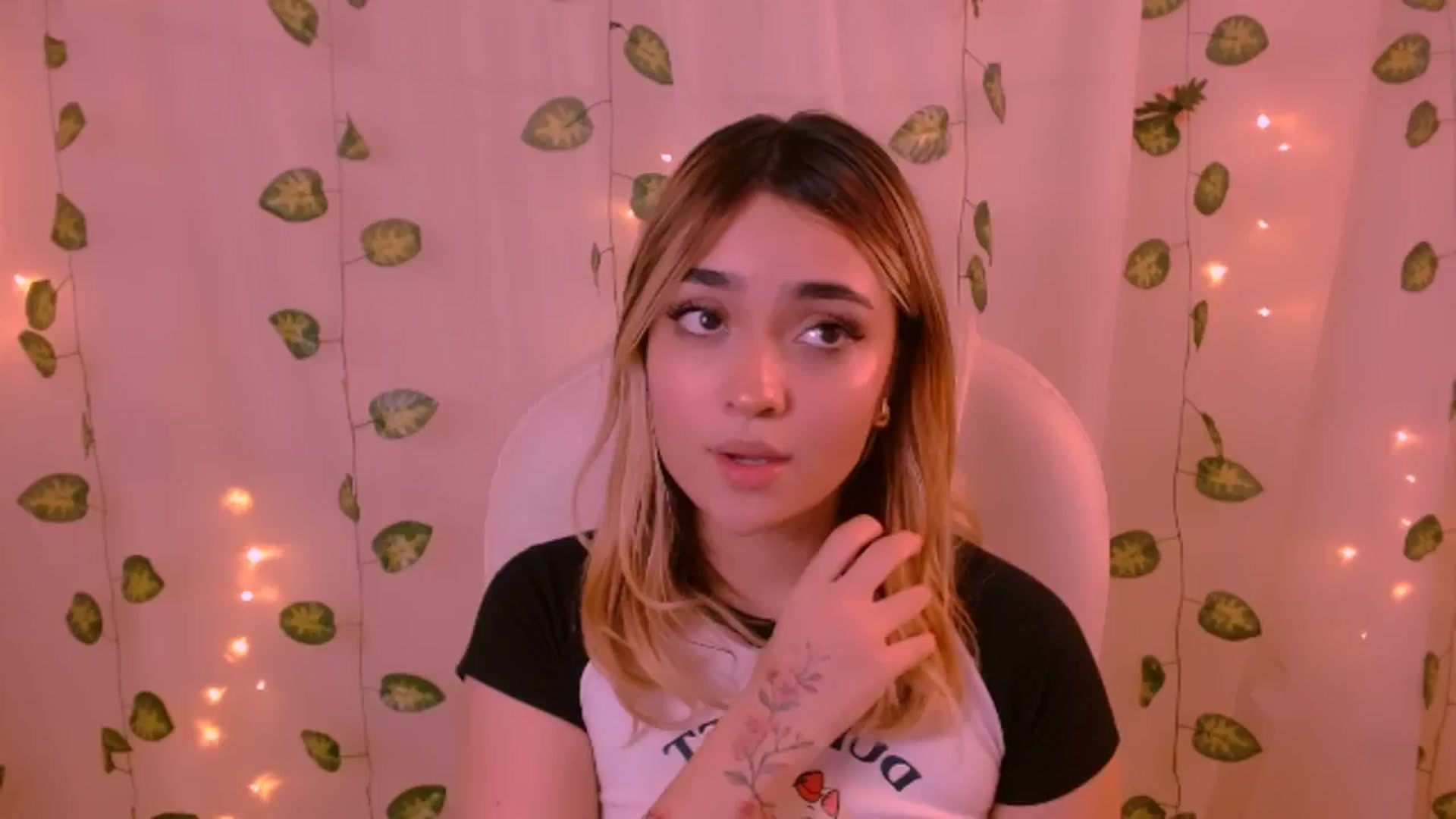 Gallery image thumbnail from Sugar_h0ney's myfreecams stream on, 05/30/2024, 10:02 image 14 of 20