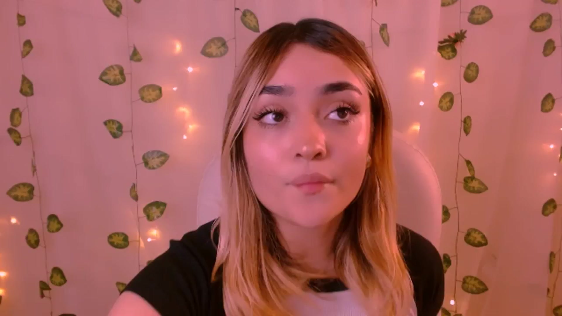 Gallery image thumbnail from Sugar_h0ney's myfreecams stream on, 05/30/2024, 10:02 image 12 of 20
