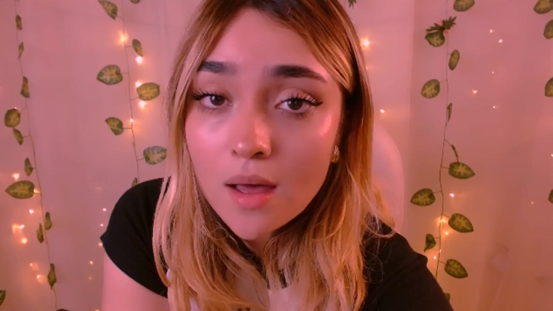 Gallery image thumbnail from Sugar_h0ney's myfreecams stream on, 05/30/2024, 10:02 image 5 of 20