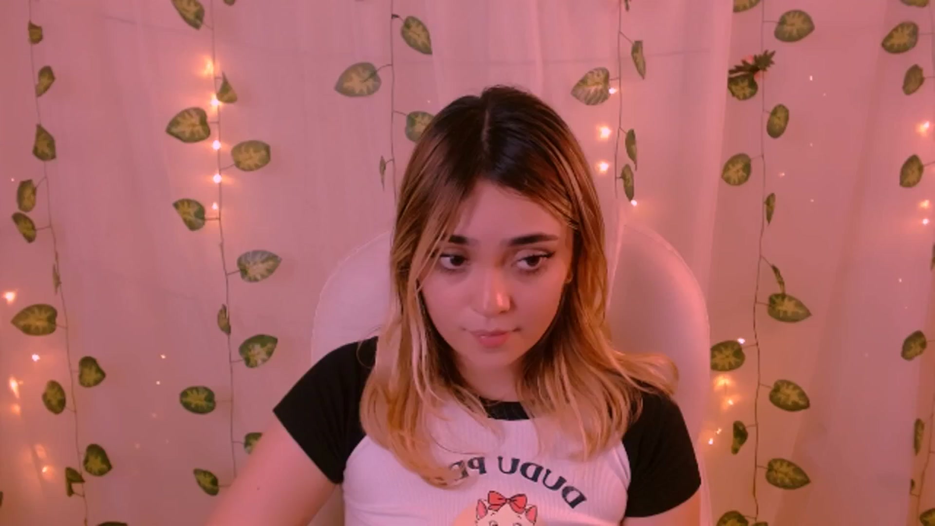 Gallery image thumbnail from Sugar_h0ney's myfreecams stream on, 05/30/2024, 10:02 image 15 of 20