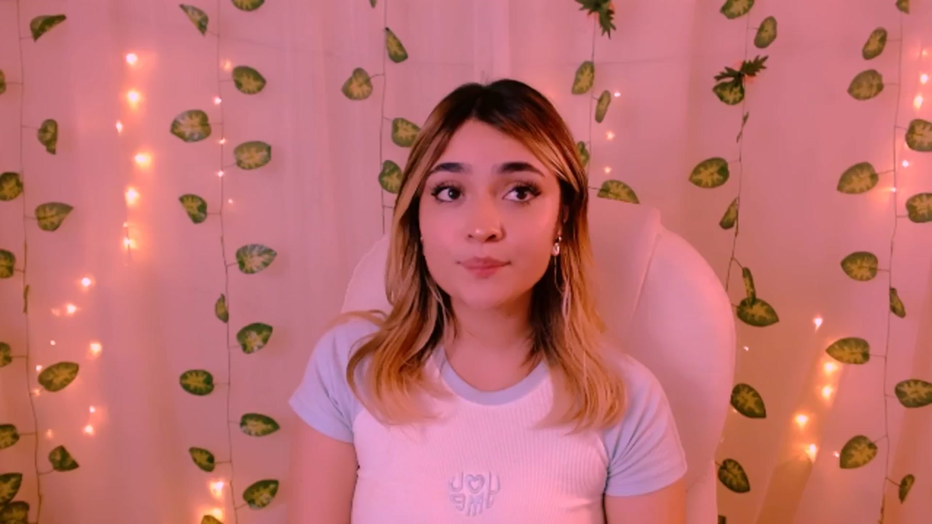 Gallery image thumbnail from Sugar_h0ney's myfreecams stream on, 05/31/2024, 07:11 image 13 of 20