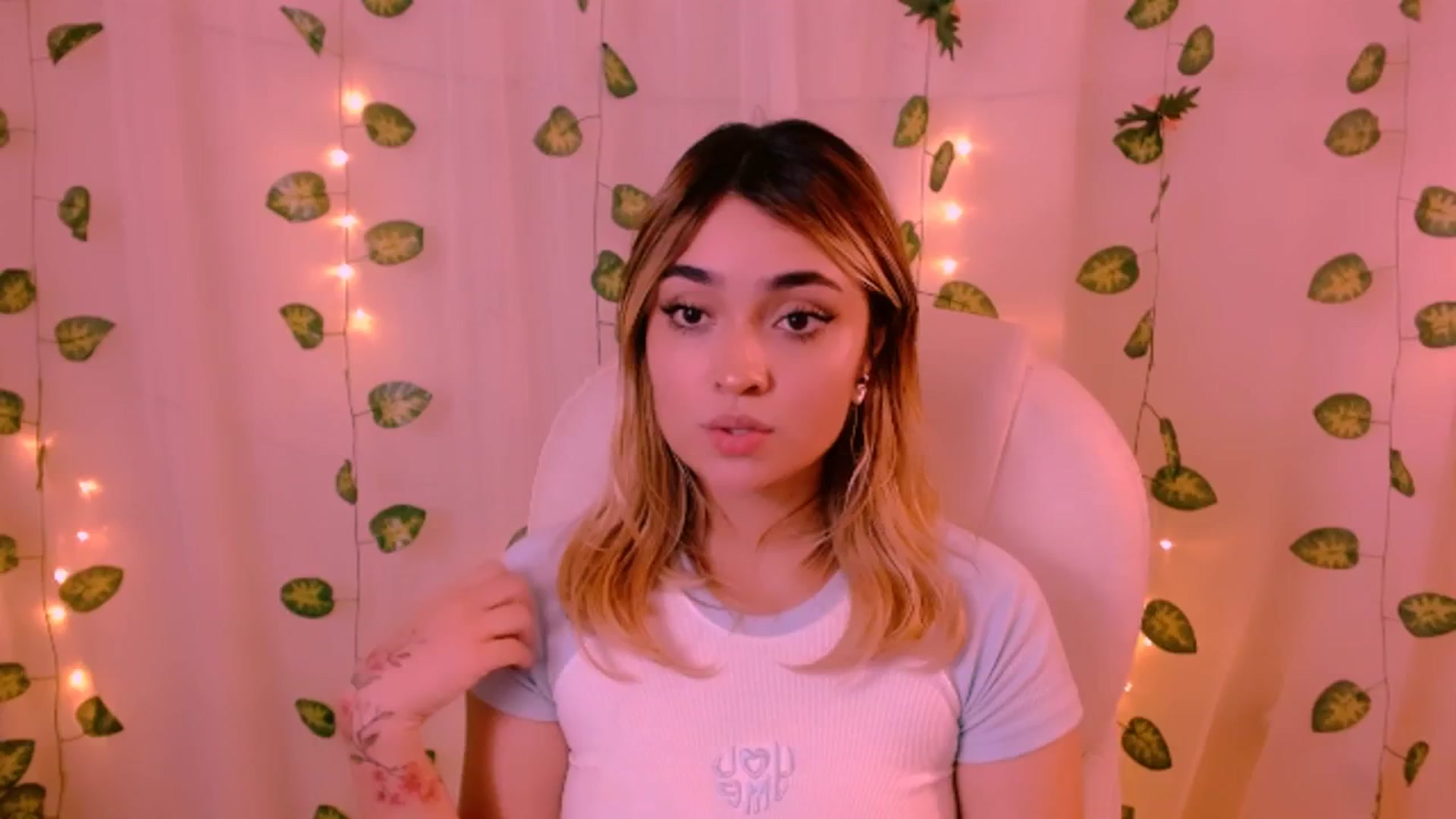 Gallery image thumbnail from Sugar_h0ney's myfreecams stream on, 05/31/2024, 07:11 image 12 of 20