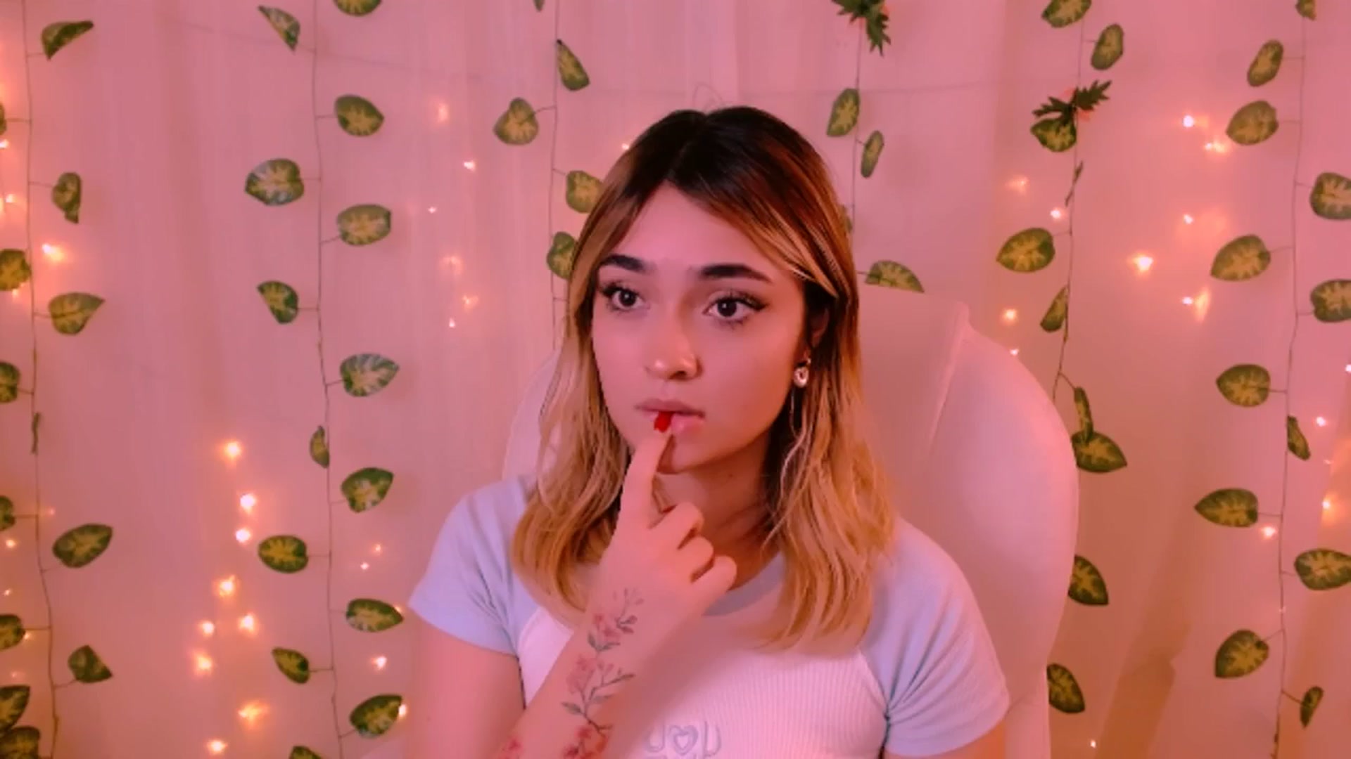 Gallery image thumbnail from Sugar_h0ney's myfreecams stream on, 05/31/2024, 07:11 image 20 of 20