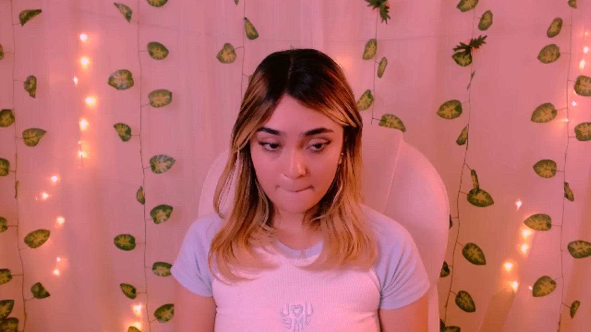 Gallery image thumbnail from Sugar_h0ney's myfreecams stream on, 05/31/2024, 07:11 image 6 of 20