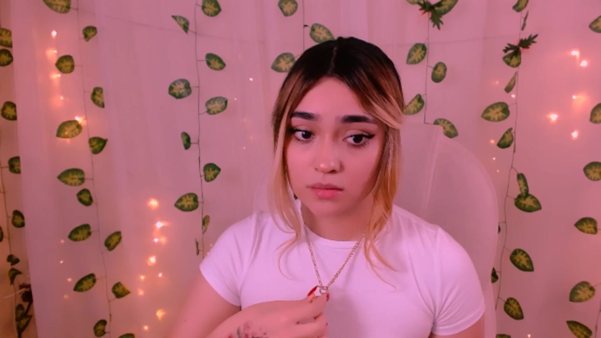 Gallery image thumbnail from Sugar_h0ney's myfreecams stream on, 06/12/2024, 02:40 image 18 of 20