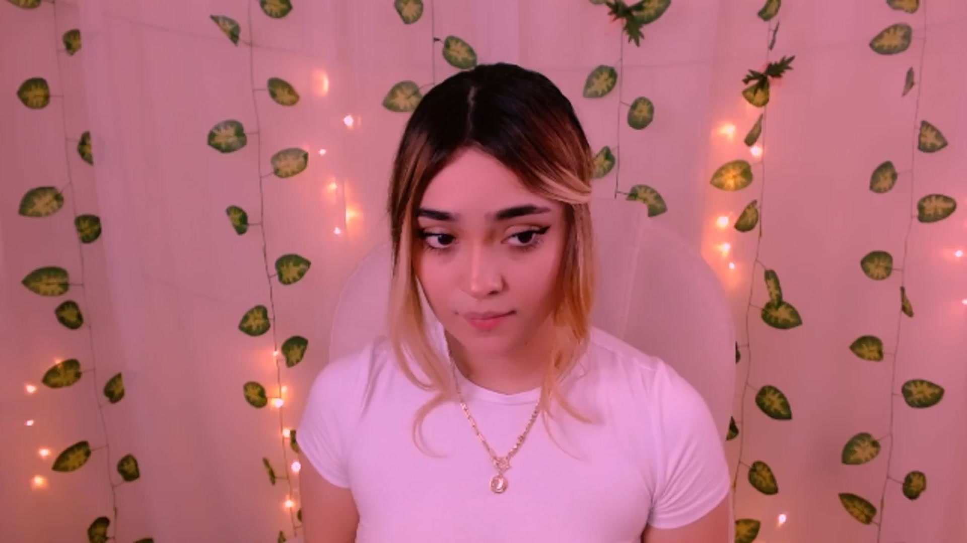 Gallery image thumbnail from Sugar_h0ney's myfreecams stream on, 06/12/2024, 02:40 image 14 of 20