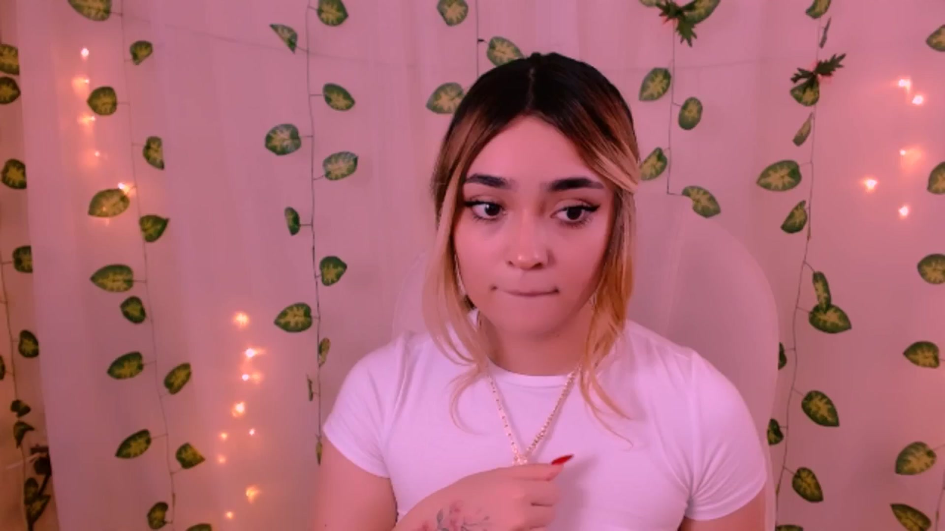 Gallery image thumbnail from Sugar_h0ney's myfreecams stream on, 06/12/2024, 02:40 image 17 of 20