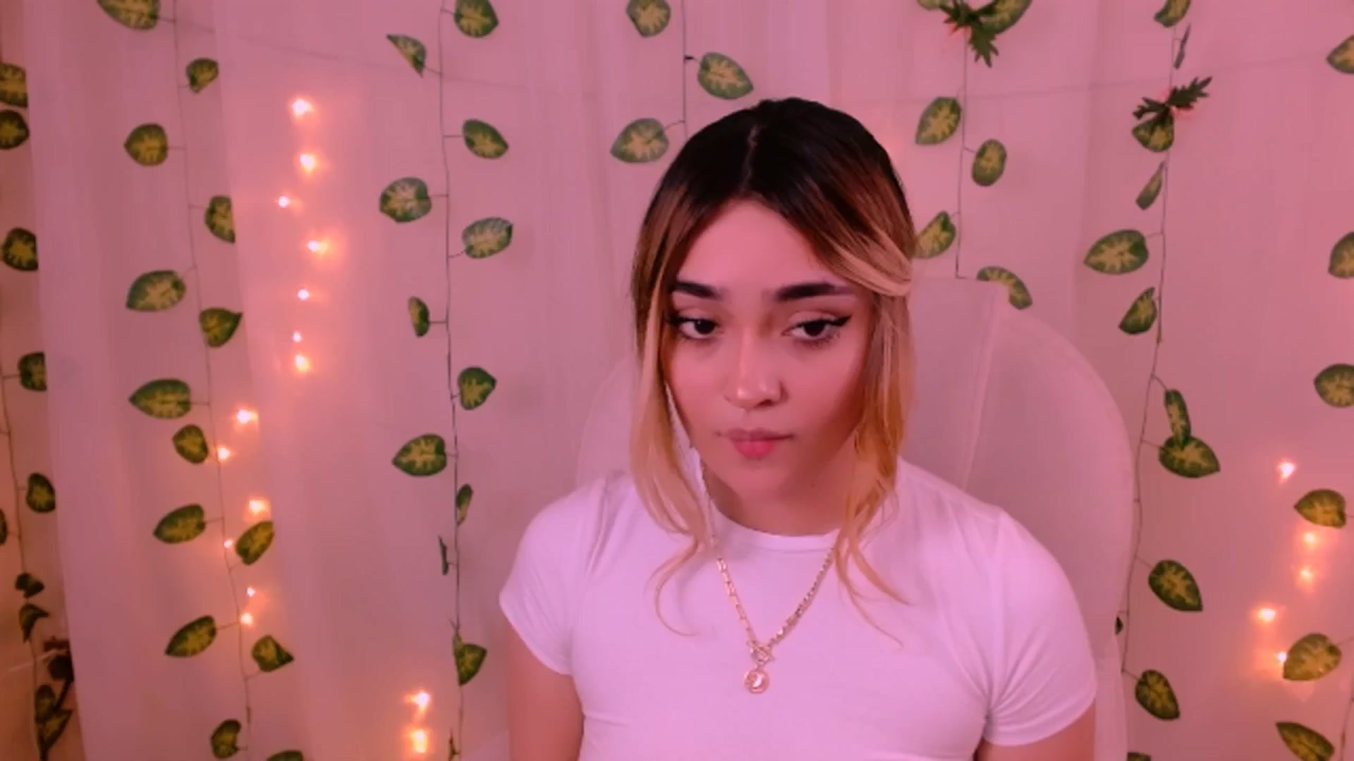 Gallery image thumbnail from Sugar_h0ney's myfreecams stream on, 06/12/2024, 02:40 image 19 of 20