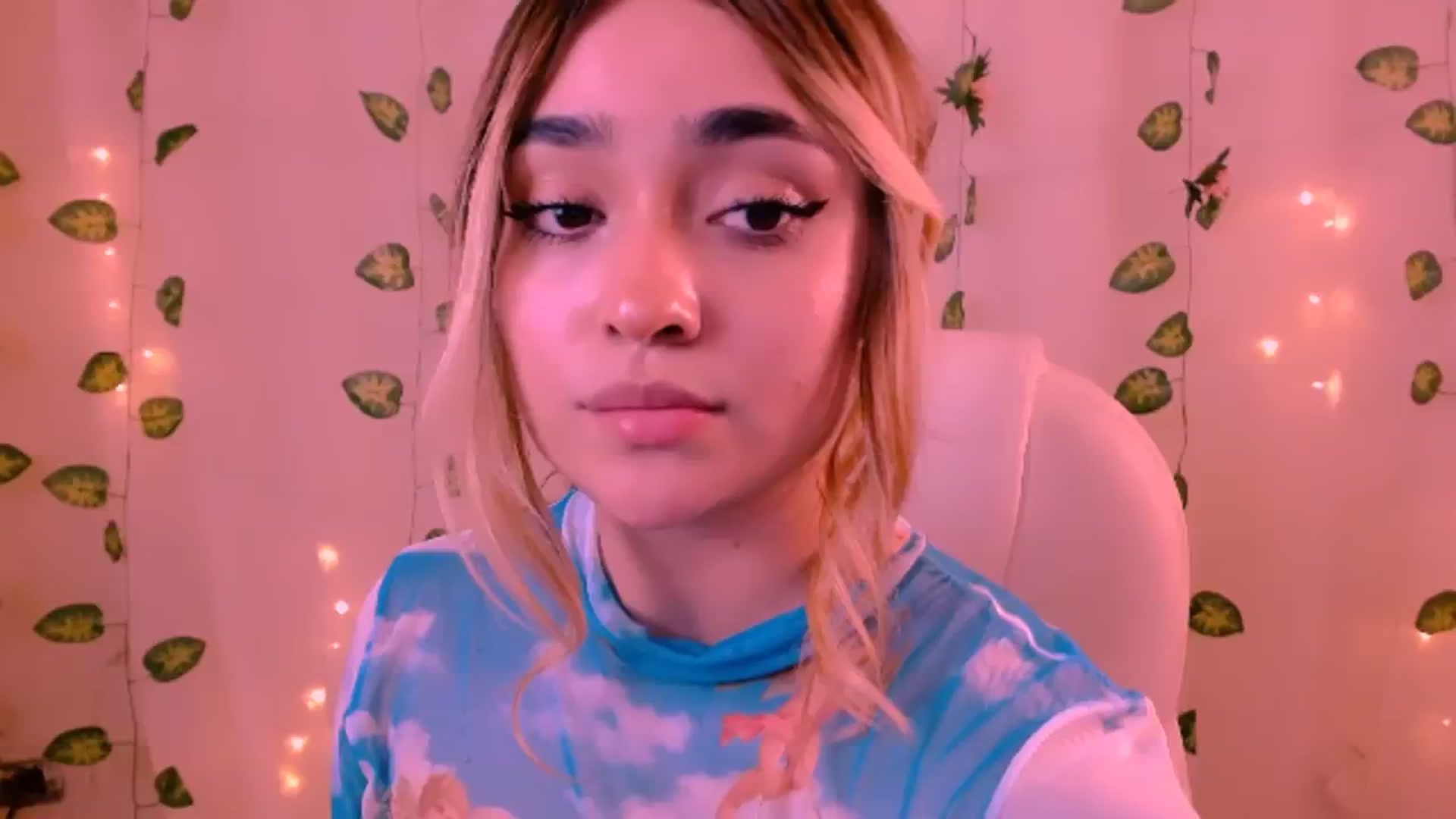 Gallery image thumbnail from Sugar_h0ney's myfreecams stream on, 06/12/2024, 08:46 image 15 of 20