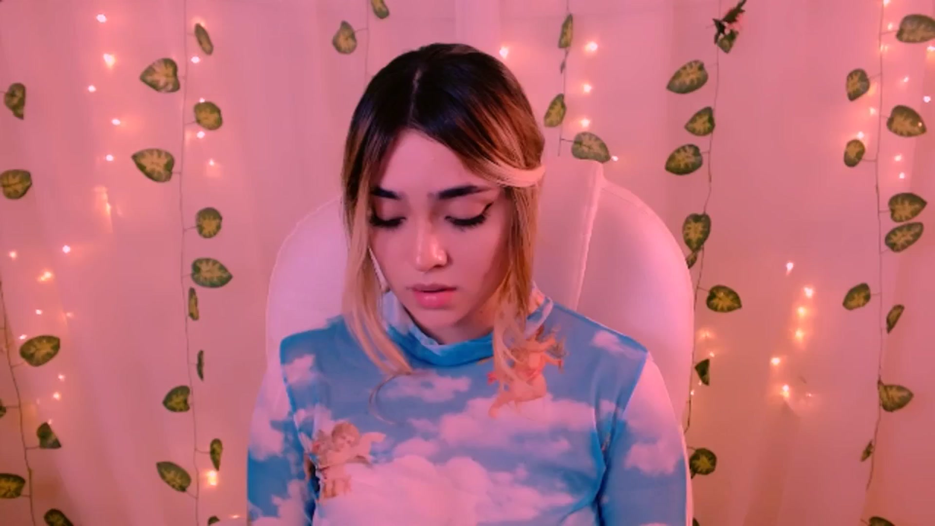 Gallery image thumbnail from Sugar_h0ney's myfreecams stream on, 06/12/2024, 08:46 image 13 of 20