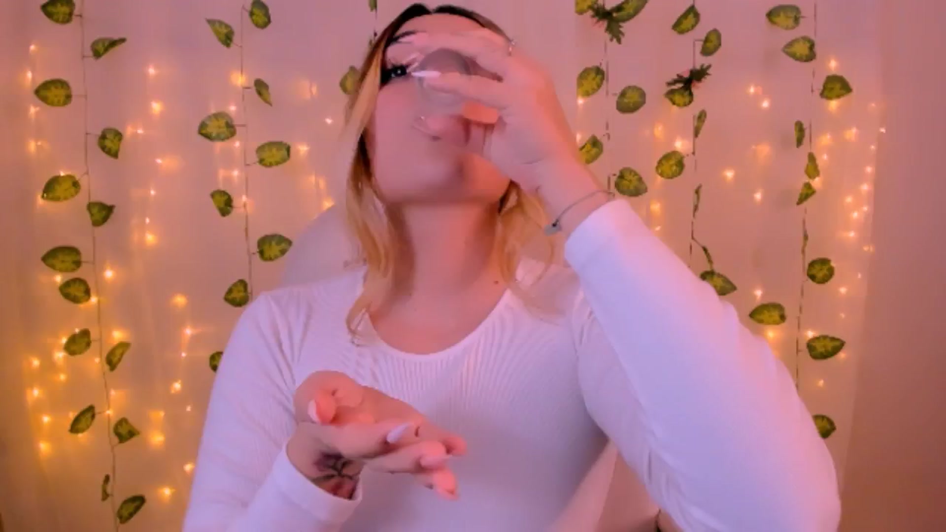 Gallery image thumbnail from Sugar_h0ney's myfreecams stream on, 06/21/2024, 07:01 image 16 of 20