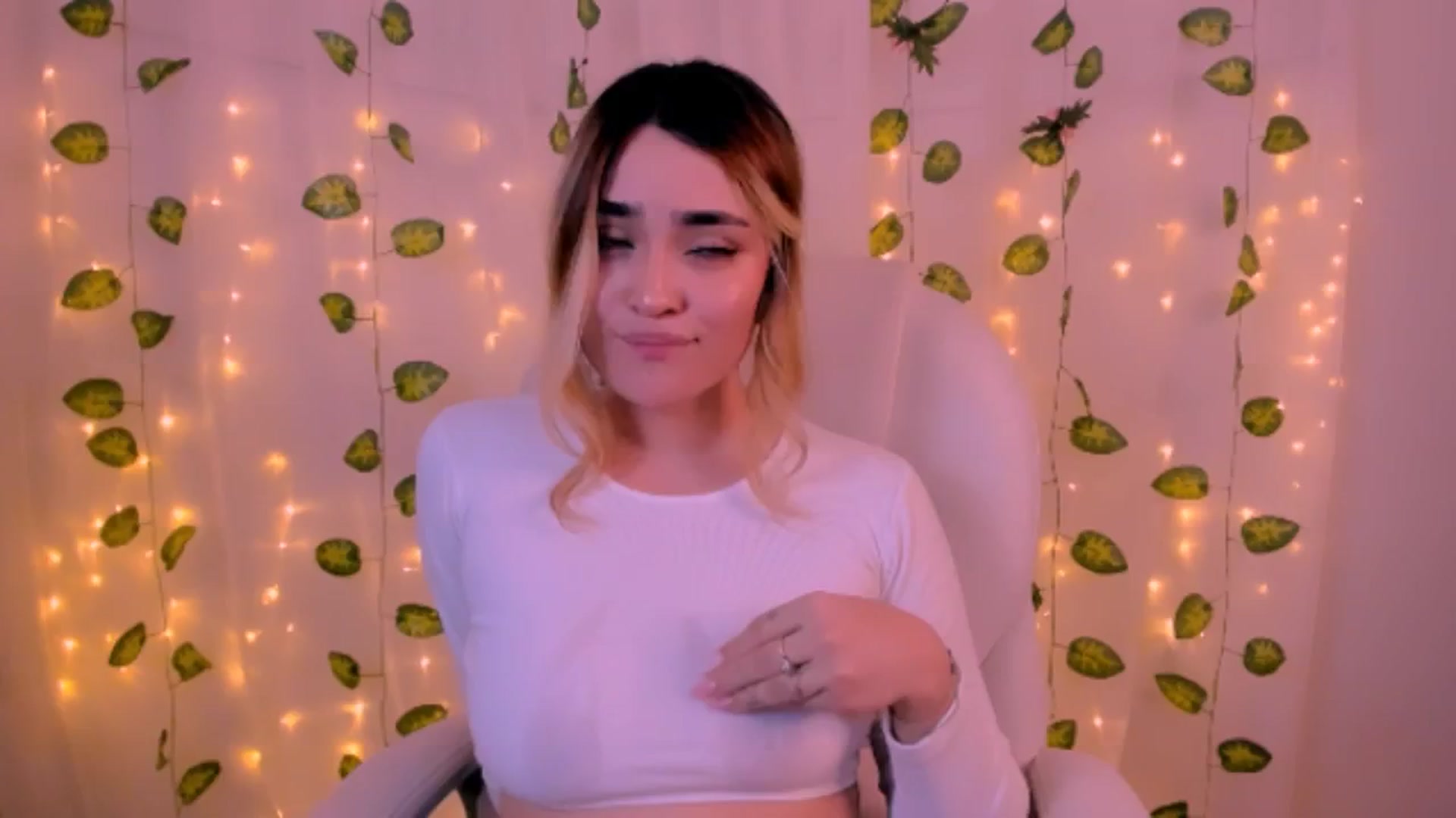 Gallery image thumbnail from Sugar_h0ney's myfreecams stream on, 06/21/2024, 07:01 image 17 of 20