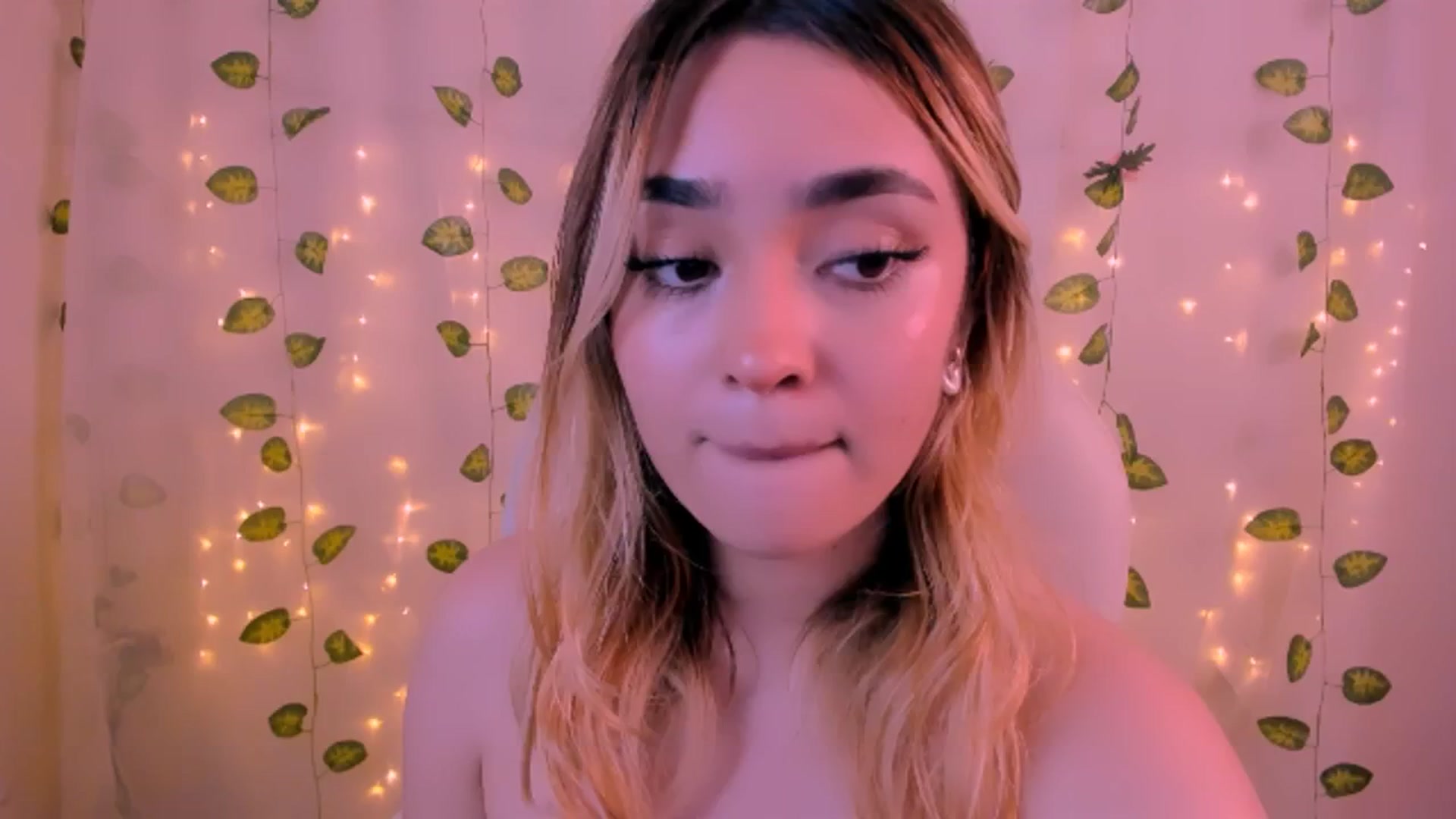 Gallery image thumbnail from Sugar_h0ney's myfreecams stream on, 06/23/2024, 08:16 image 6 of 20
