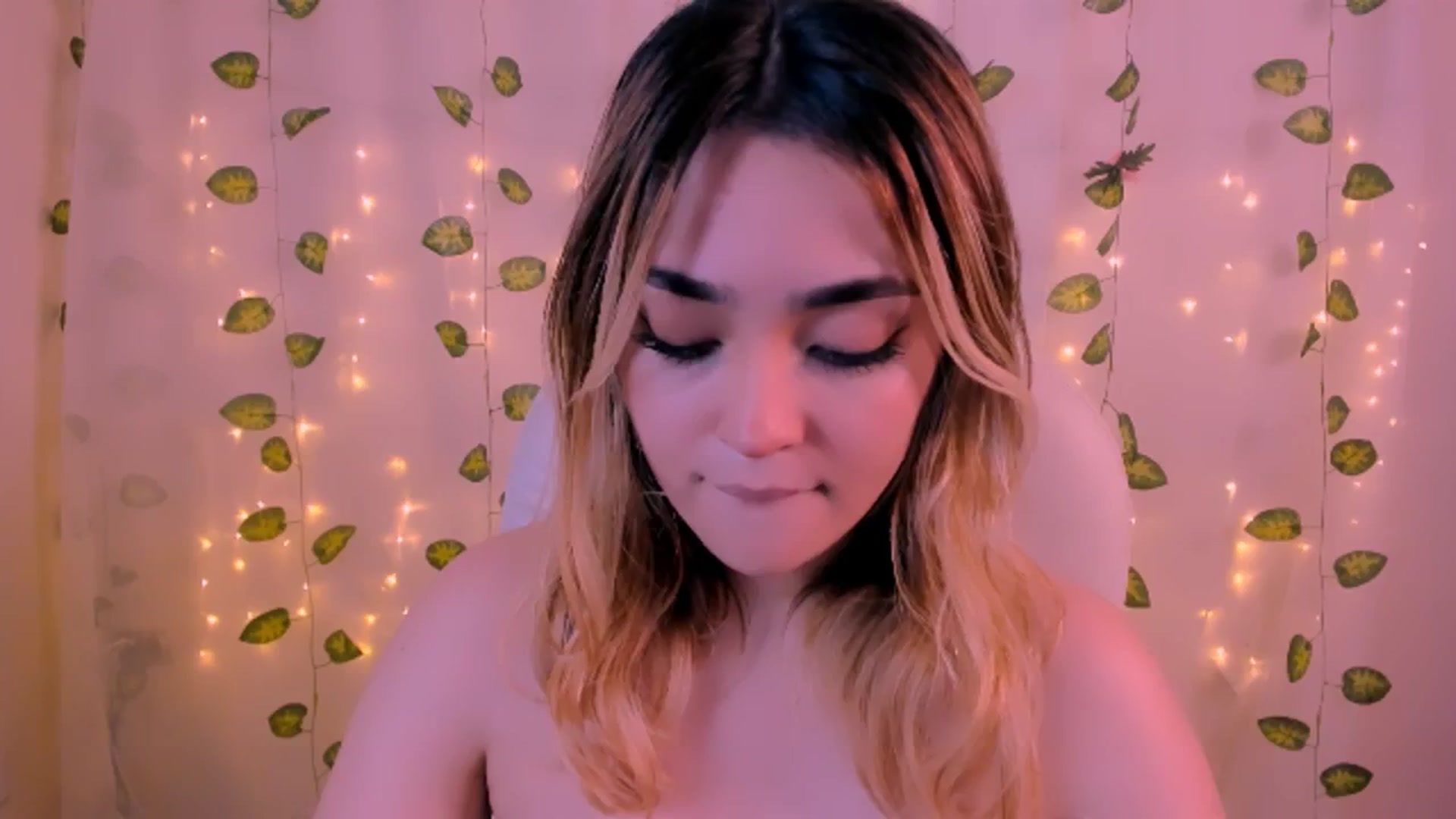 Gallery image thumbnail from Sugar_h0ney's myfreecams stream on, 06/23/2024, 08:16 image 5 of 20