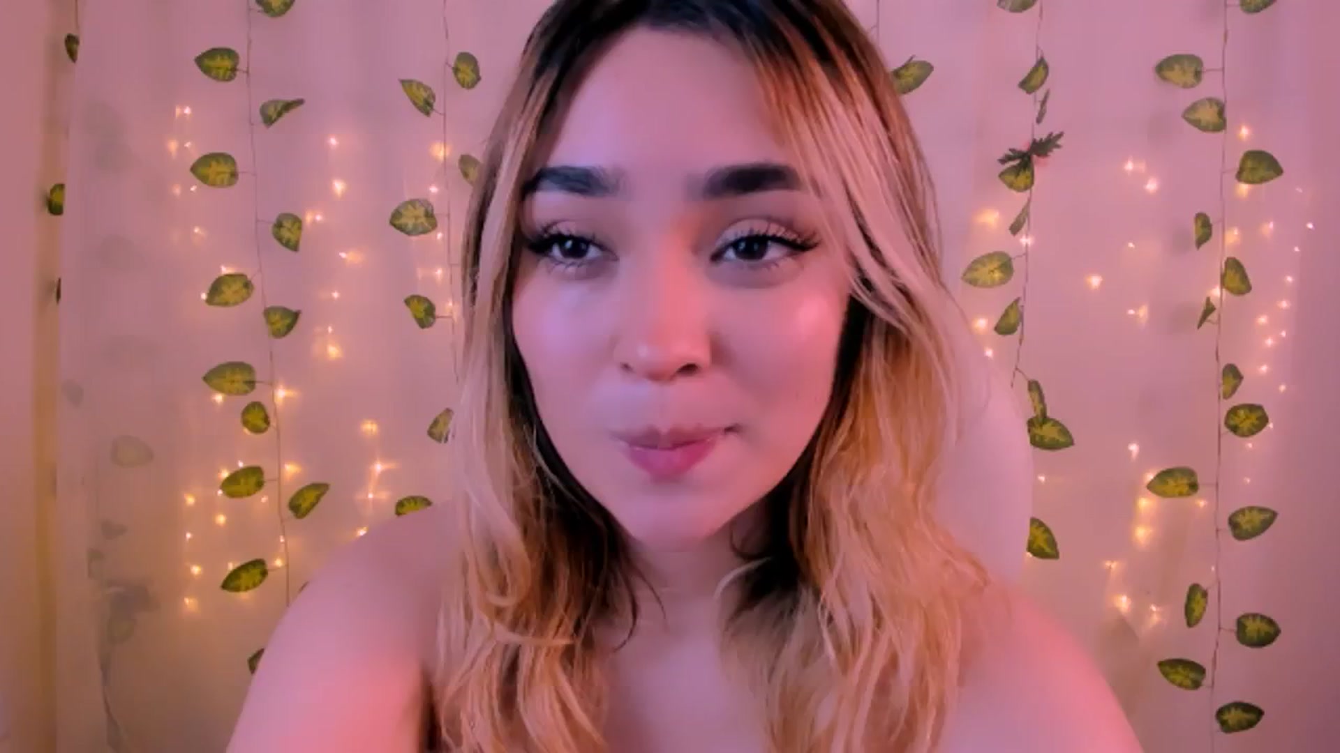 Gallery image thumbnail from Sugar_h0ney's myfreecams stream on, 06/23/2024, 08:16 image 2 of 20