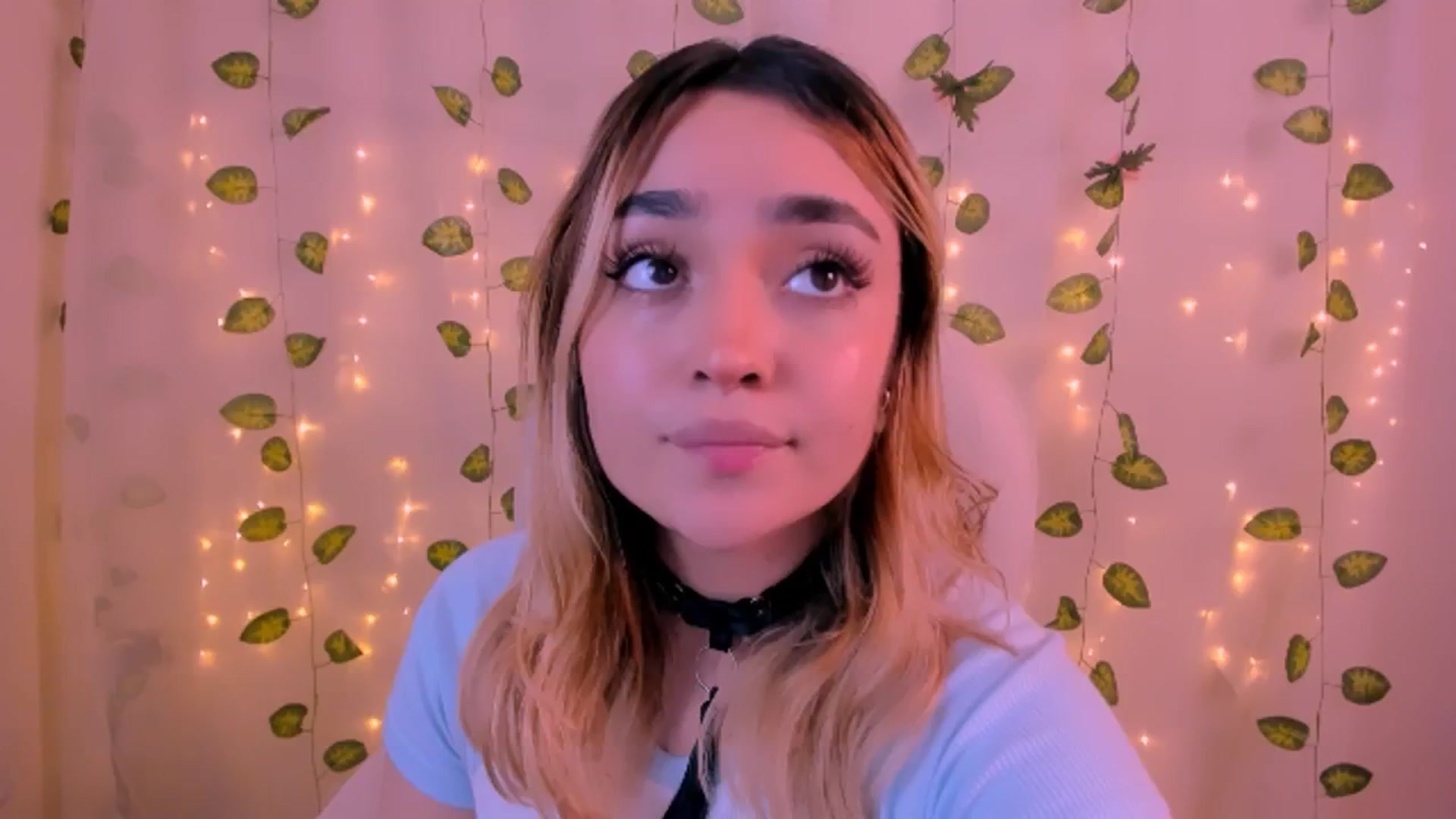 Gallery image thumbnail from Sugar_h0ney's myfreecams stream on, 06/23/2024, 08:16 image 14 of 20