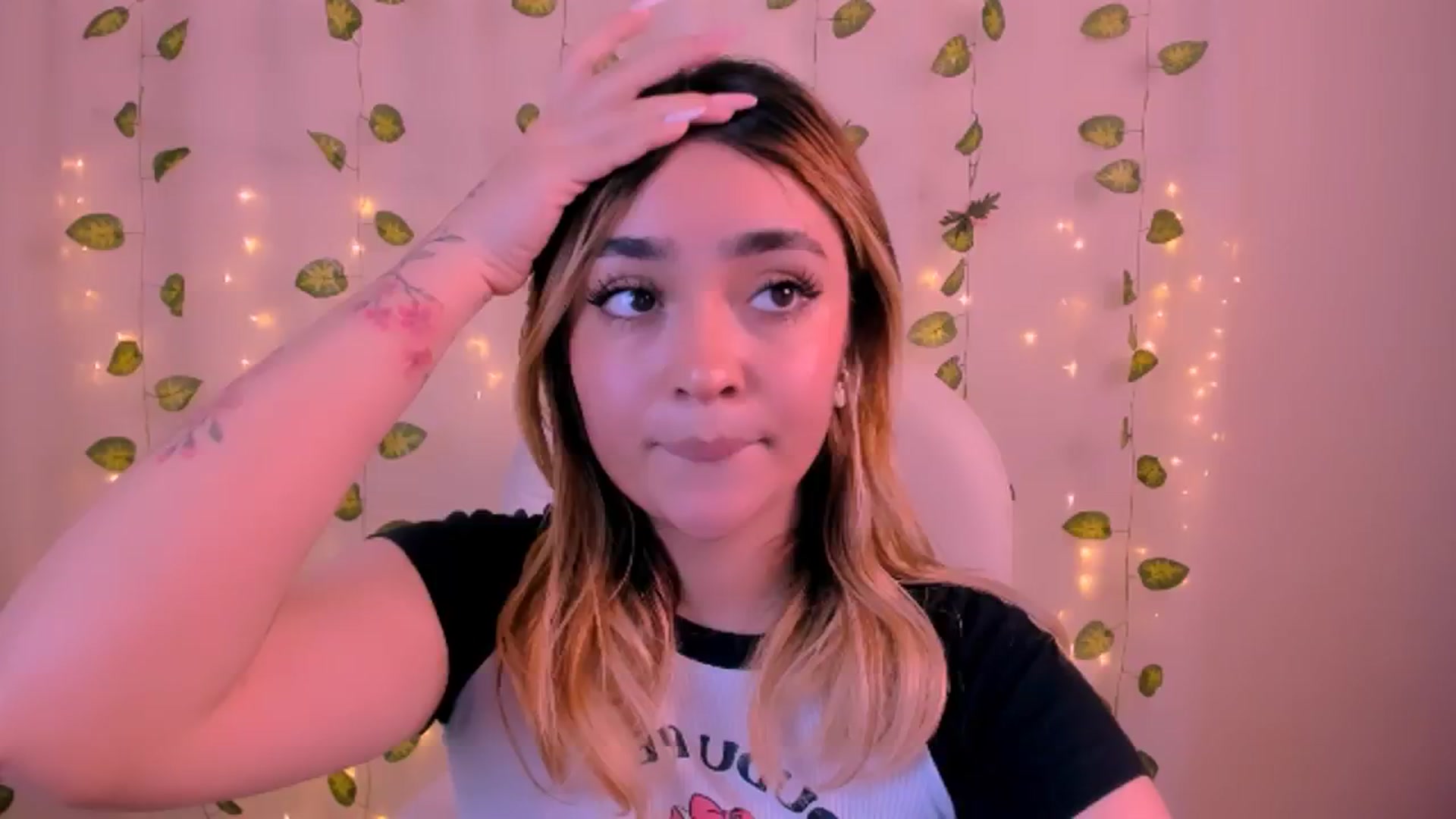 Gallery image thumbnail from Sugar_h0ney's myfreecams stream on, 06/24/2024, 05:16 image 9 of 20