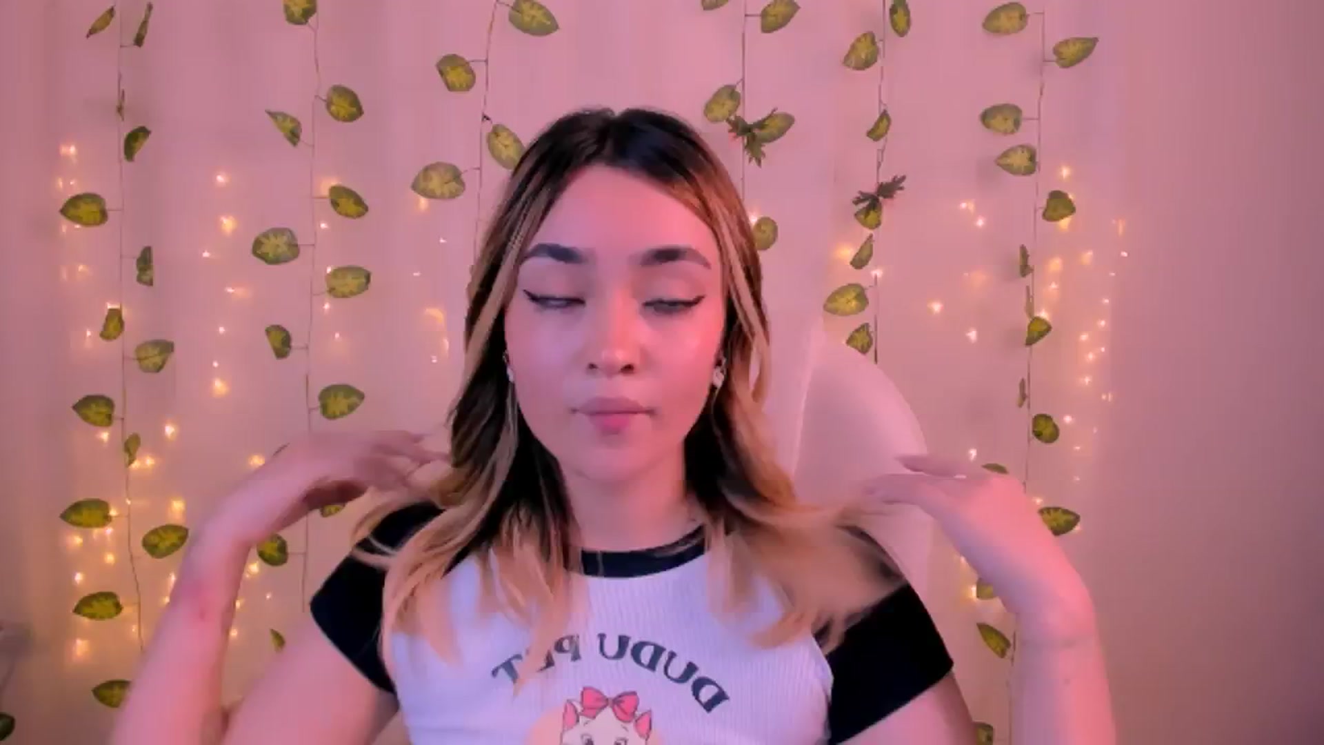 Gallery image thumbnail from Sugar_h0ney's myfreecams stream on, 06/24/2024, 05:16 image 19 of 20