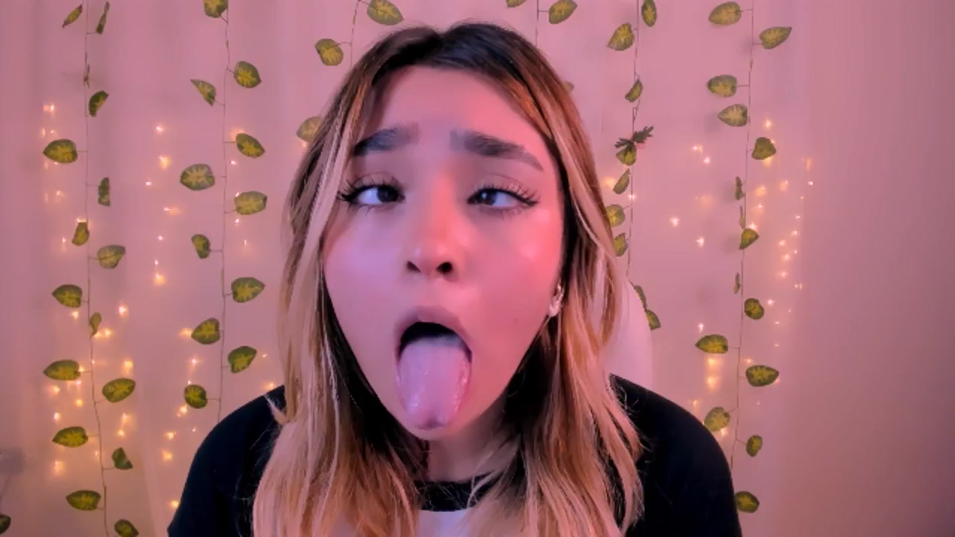 Gallery image thumbnail from Sugar_h0ney's myfreecams stream on, 06/24/2024, 05:16 image 16 of 20