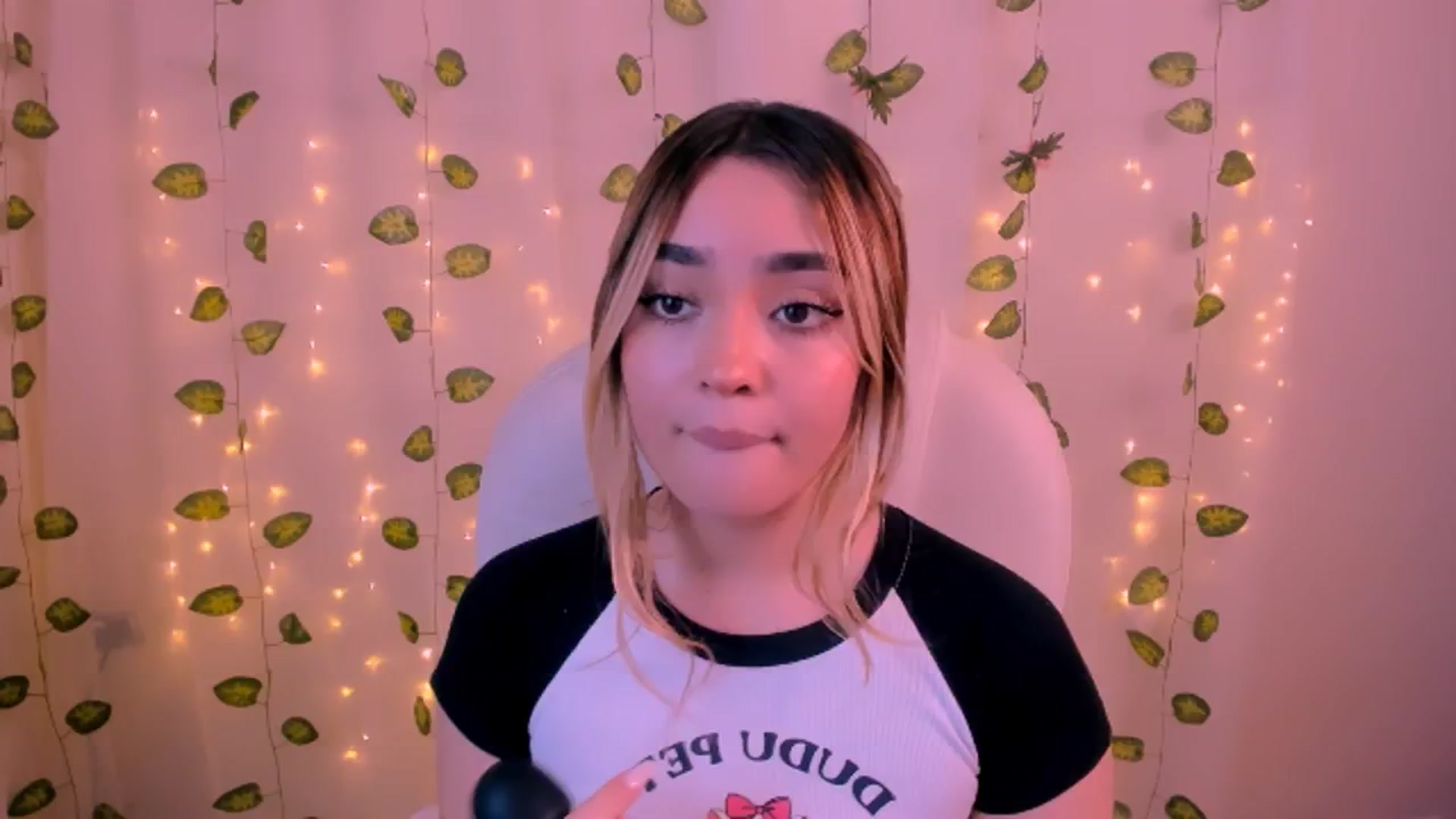 Gallery image thumbnail from Sugar_h0ney's myfreecams stream on, 06/24/2024, 07:16 image 8 of 20