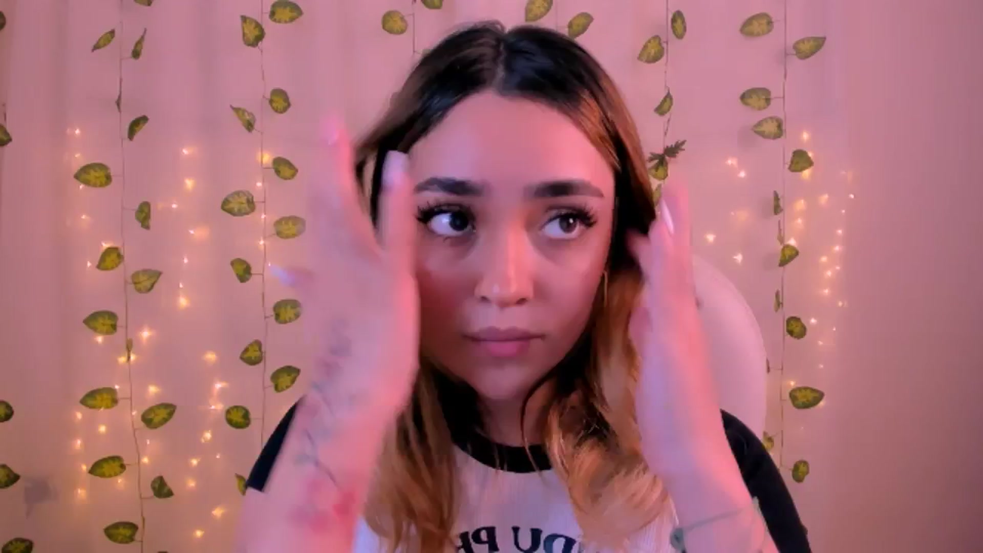 Gallery image thumbnail from Sugar_h0ney's myfreecams stream on, 06/24/2024, 07:16 image 3 of 20