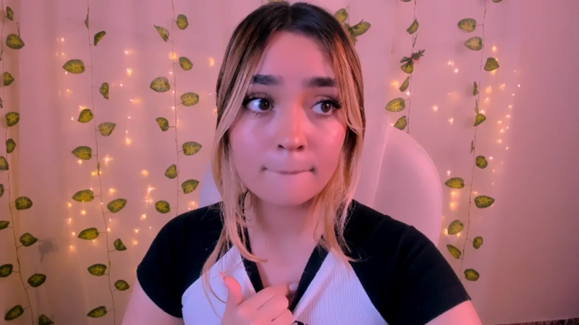 Gallery image thumbnail from Sugar_h0ney's myfreecams stream on, 06/24/2024, 07:16 image 11 of 20