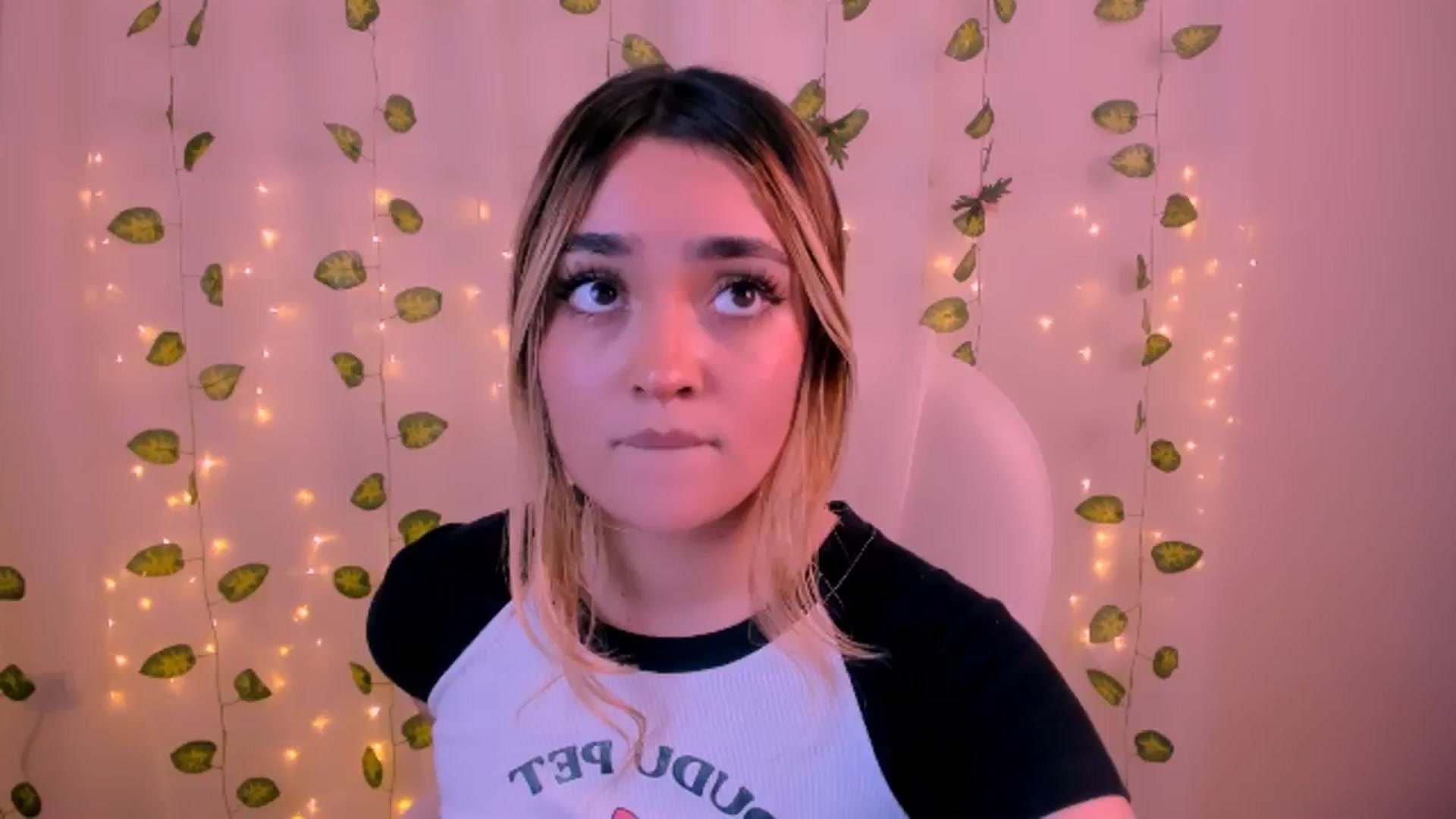 Gallery image thumbnail from Sugar_h0ney's myfreecams stream on, 06/24/2024, 07:16 image 19 of 20