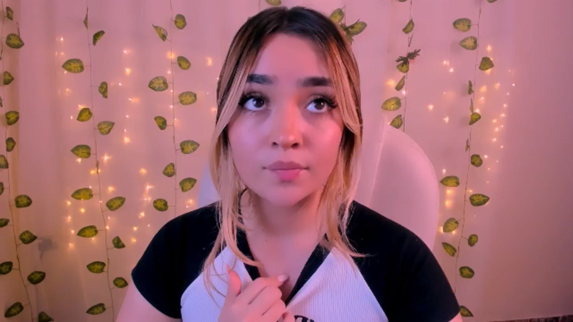 Gallery image thumbnail from Sugar_h0ney's myfreecams stream on, 06/24/2024, 07:16 image 10 of 20