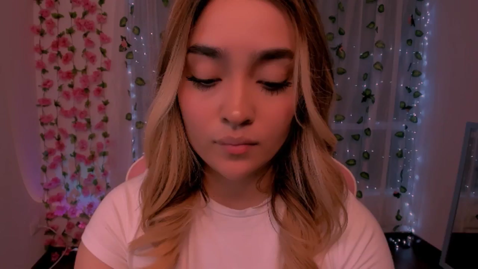 Gallery image thumbnail from Sugar_h0ney's myfreecams stream on, 07/21/2024, 01:28 image 9 of 20