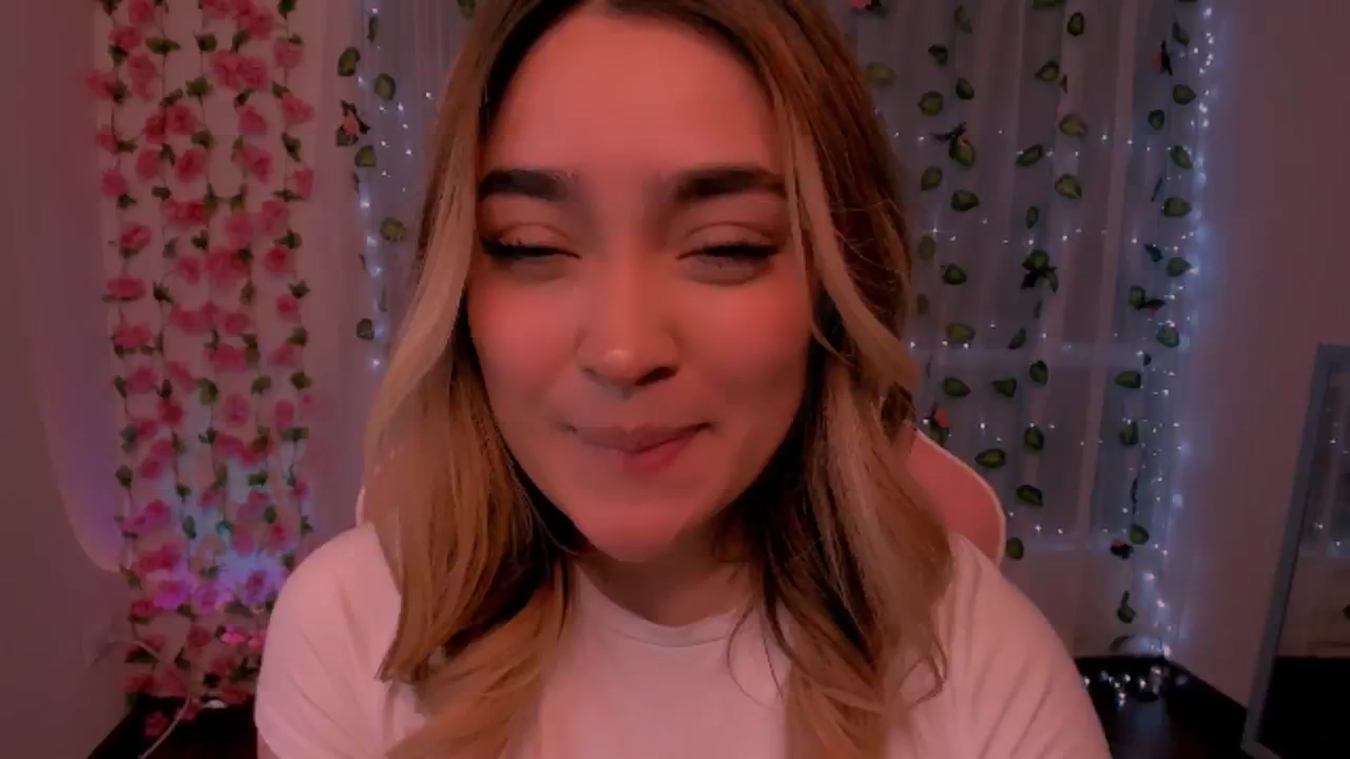 Gallery image thumbnail from Sugar_h0ney's myfreecams stream on, 07/21/2024, 01:28 image 6 of 20