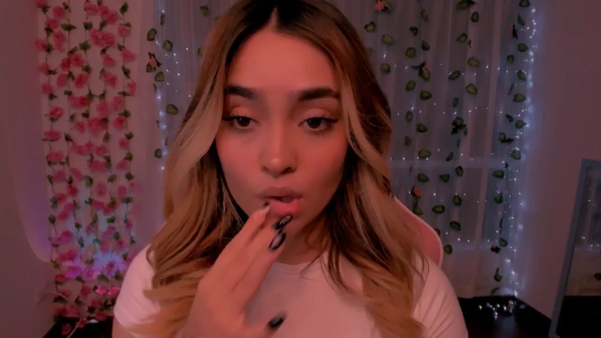 Gallery image thumbnail from Sugar_h0ney's myfreecams stream on, 07/21/2024, 01:28 image 11 of 20
