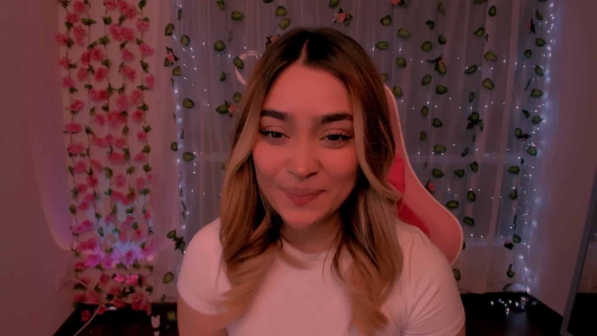 Gallery image thumbnail from Sugar_h0ney's myfreecams stream on, 07/21/2024, 01:28 image 1 of 20