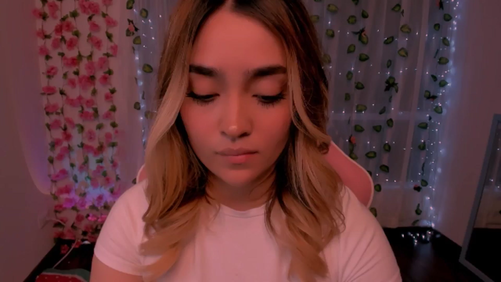 Gallery image thumbnail from Sugar_h0ney's myfreecams stream on, 07/21/2024, 01:28 image 18 of 20