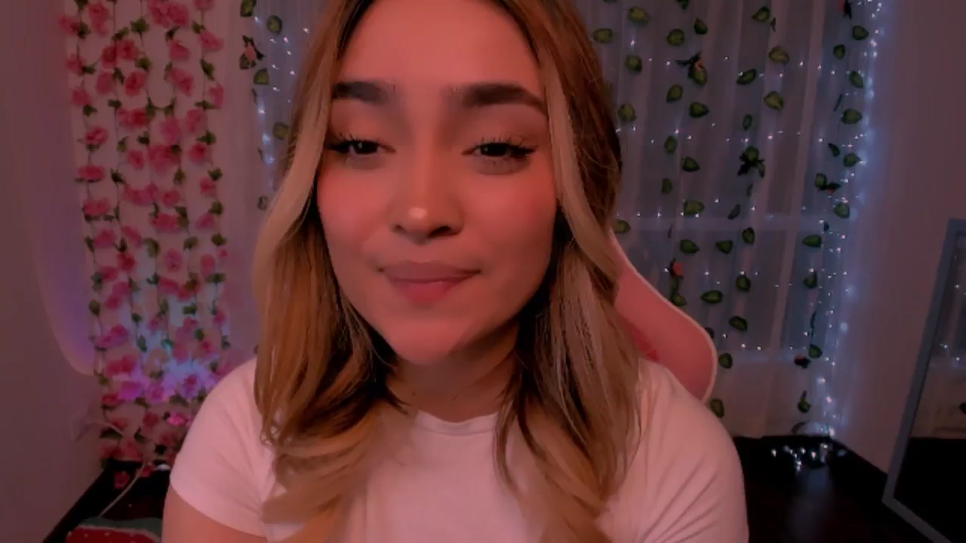 Gallery image thumbnail from Sugar_h0ney's myfreecams stream on, 07/21/2024, 01:28 image 20 of 20