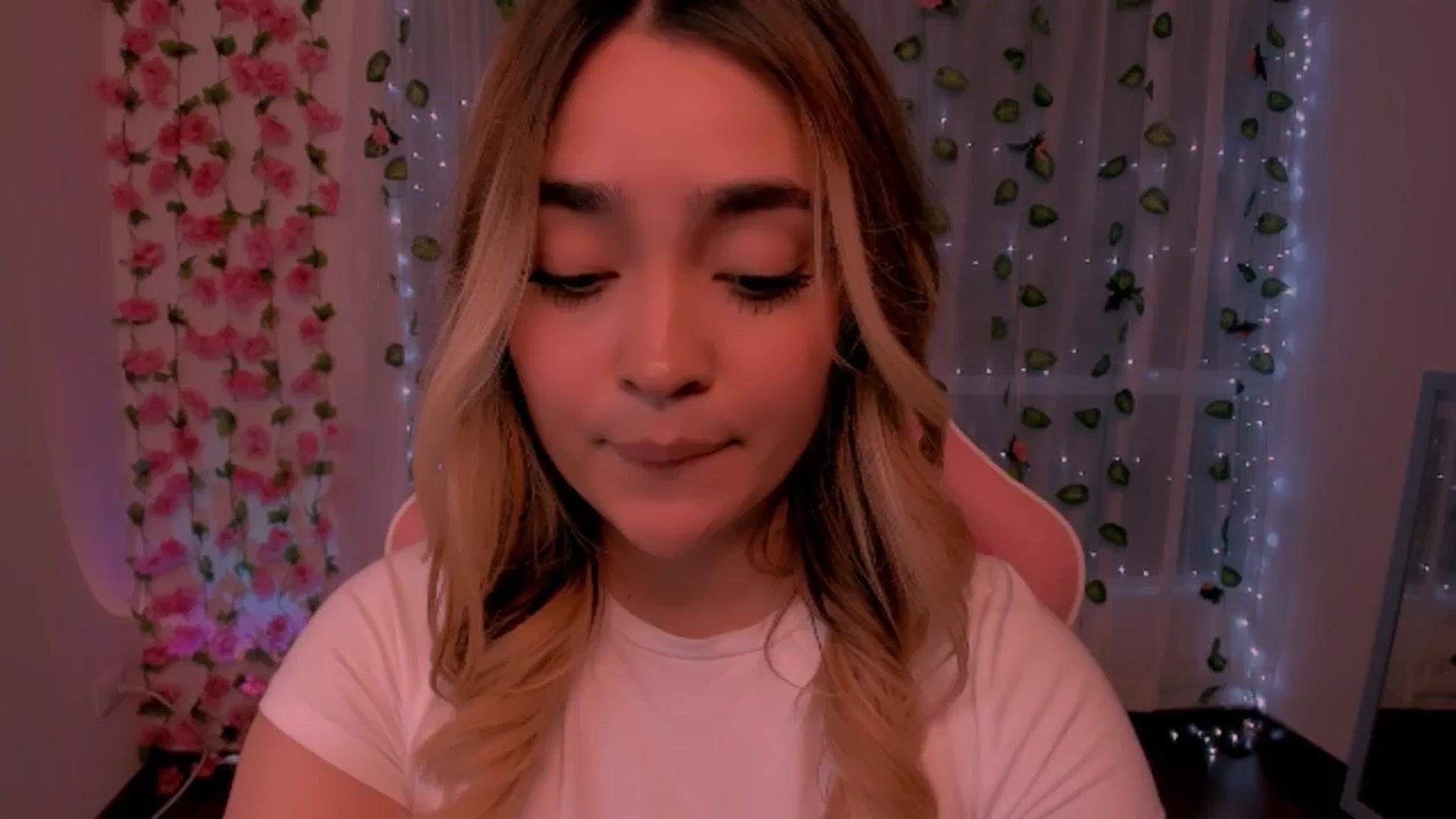 Gallery image thumbnail from Sugar_h0ney's myfreecams stream on, 07/21/2024, 01:28 image 5 of 20