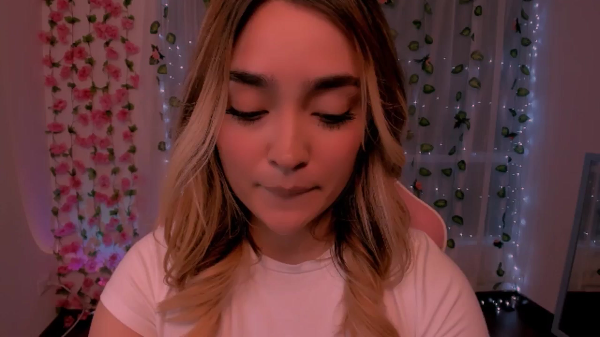 Gallery image thumbnail from Sugar_h0ney's myfreecams stream on, 07/21/2024, 01:28 image 10 of 20