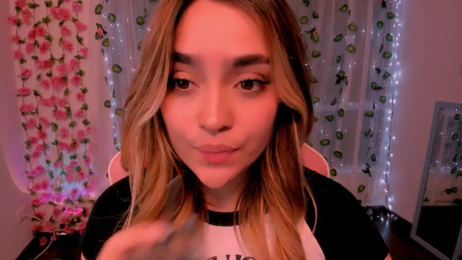 Gallery image thumbnail from Sugar_h0ney's myfreecams stream on, 07/22/2024, 06:57 image 13 of 20