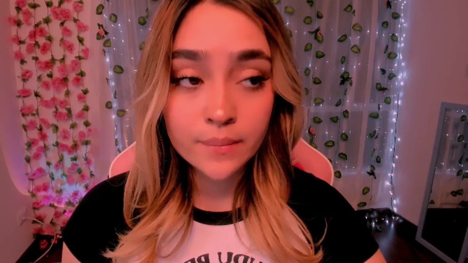 Gallery image thumbnail from Sugar_h0ney's myfreecams stream on, 07/22/2024, 06:57 image 7 of 20