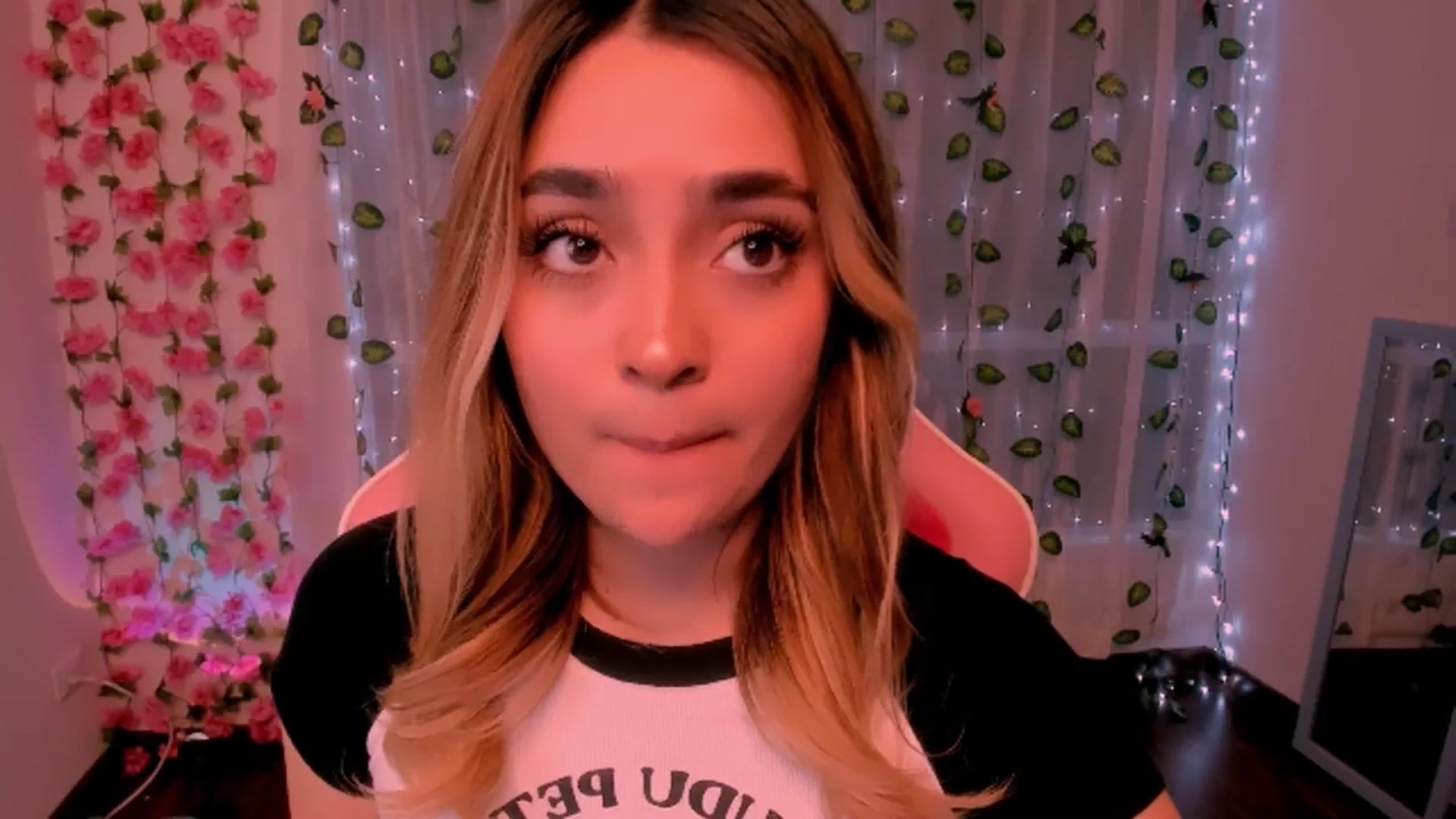 Gallery image thumbnail from Sugar_h0ney's myfreecams stream on, 07/22/2024, 06:57 image 12 of 20