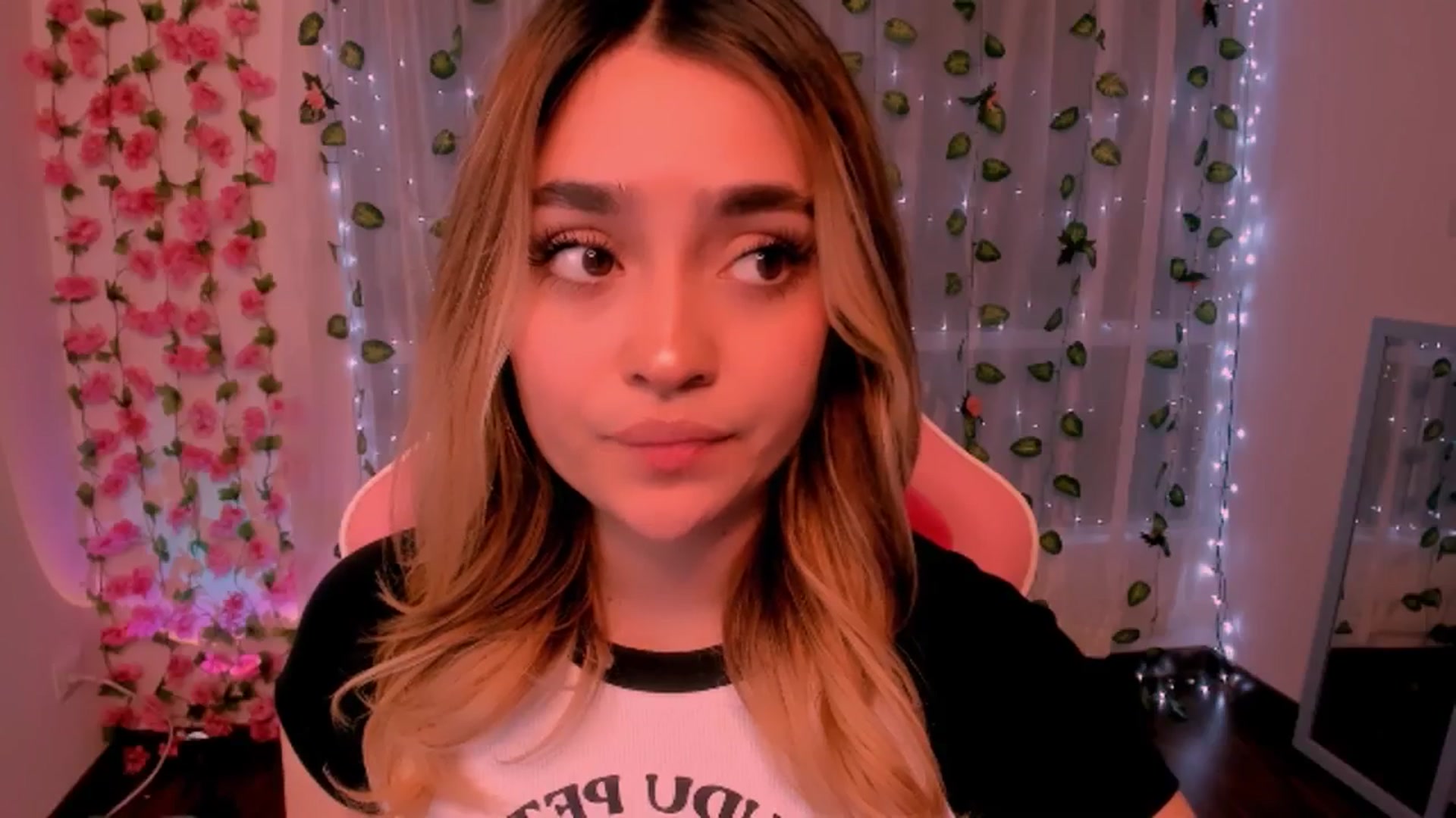 Gallery image thumbnail from Sugar_h0ney's myfreecams stream on, 07/22/2024, 06:57 image 10 of 20